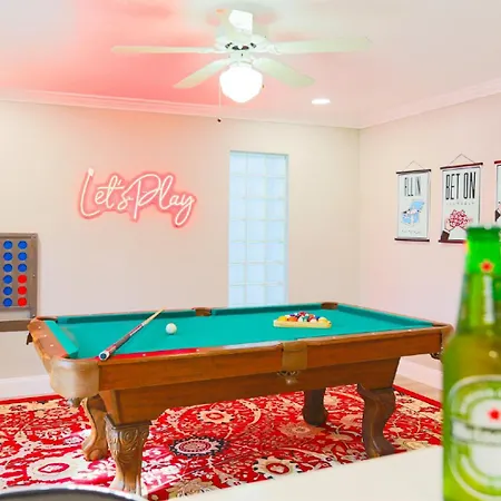 Villa Pool Table, Minigolf, Games At Pondside Funhouse
